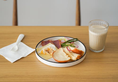 Pão Com Queijo E Salame No Prato Branco