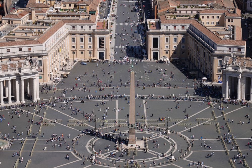 Piața San Pietro văzută de sus, cu obeliscul și colonada eliptică