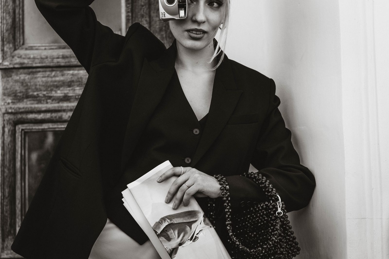 A woman in a tailored suit jacket in black and white — the enduring minimalism of Carolyn Bessette-Kennedy style