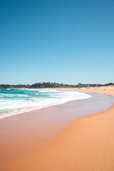 金色的沙滩、碧绿的海浪和清澈的蓝天，非常适合夏季旅行