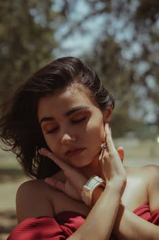 一位在宁静户外拥抱自我反省的女性肖像