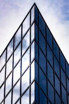 布雷西亚玻璃摩天大楼的立面特写，反射着天空的光线