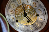 装饰性古董表盘的金银雕刻特写细节