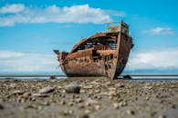 晴朗的天空下，新西兰莫图伊卡海滩上生锈的沉船