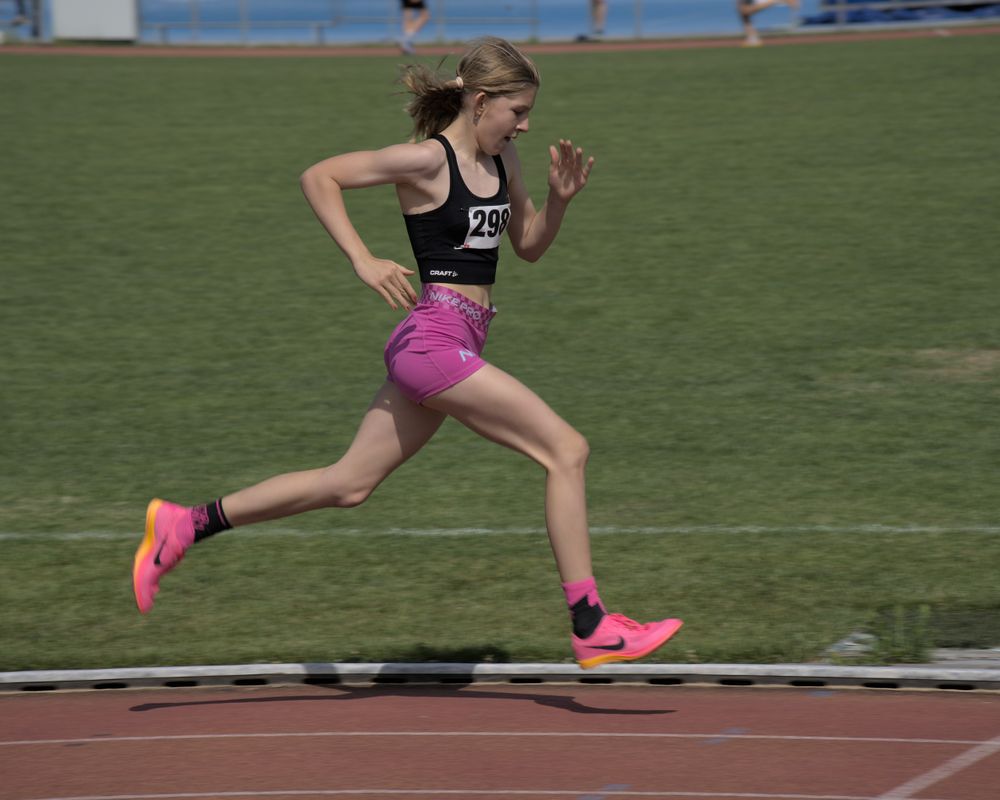 Atleta em movimento de sprint