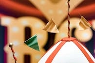 装饰以充满活力的马戏团为主题，配有彩色旗帜和条纹帐篷顶