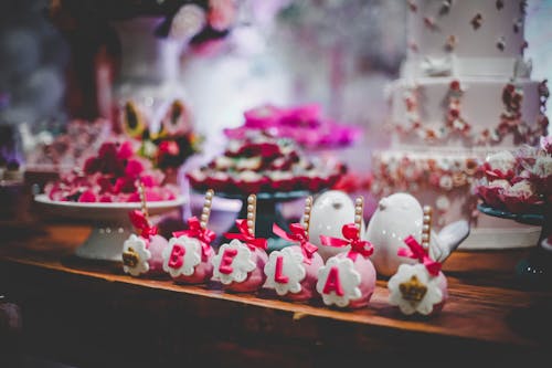 Free Розовые и белые сувениры на стол с тортом Stock Photo