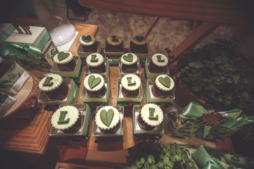Free A display of cupcakes with green fondant toppings, ideal for themed events or parties. Stock Photo