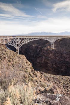 壮丽的钢桥在晴朗的天空下横跨深谷