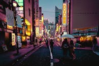 东京市中心充满活力的街景，在夜间有霓虹灯和行人