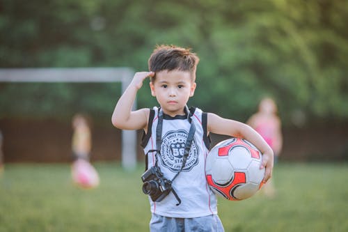 Základová fotografie zdarma na téma chlapec, dítě, fotbalový míč