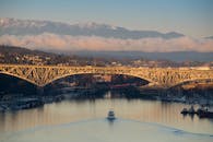 日落时分，西雅图奥罗拉桥的壮丽景色与宁静的河景交相辉映