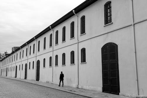 Darmowe zdjęcie z galerii z budynek, chodzenie, czarno-biały