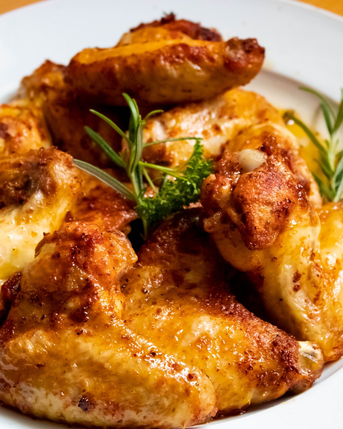 Alitas de pollo doradas y crocantes hechas en freidora de aire, primer plano apetitoso.