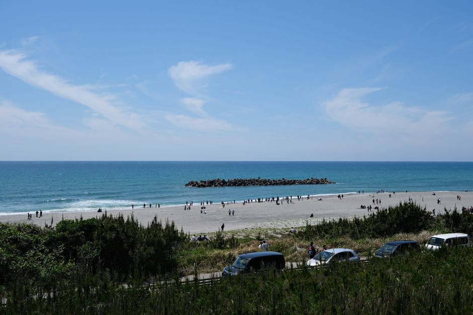 Relaxing seaside view in Hamamatsu, Nhật Bản with people enjoying the beach.