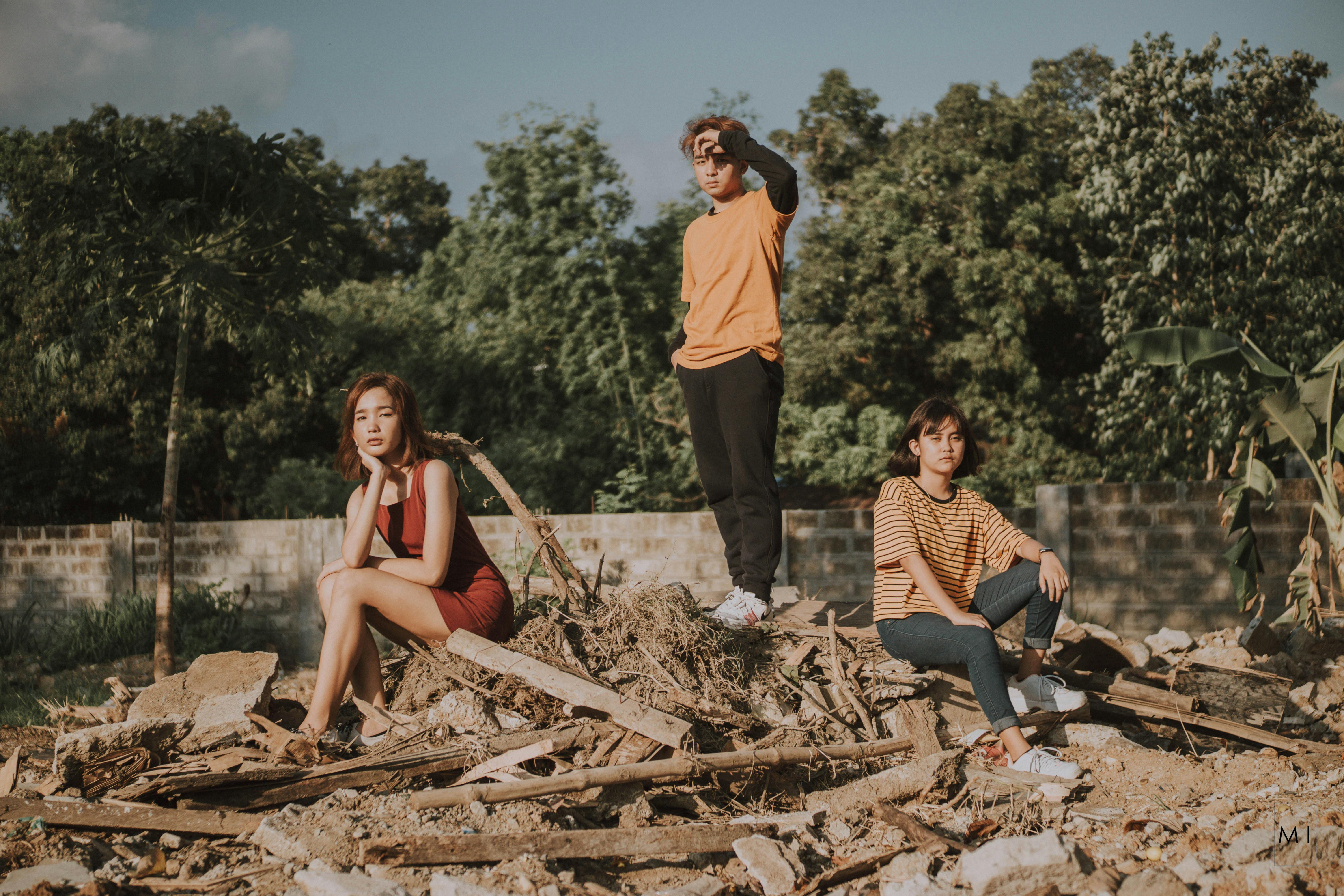 一群年轻朋友在户外自然环境中摆出姿势，展现休闲时尚与惬意