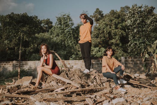 一群年轻朋友在户外自然环境中摆出姿势，展现休闲时尚与惬意