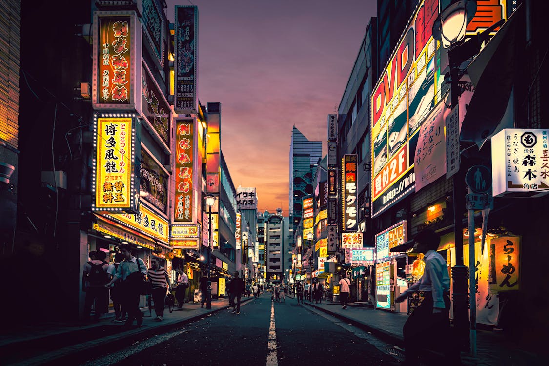 Persone libere che camminano per strada vicino agli edifici Stock Photo