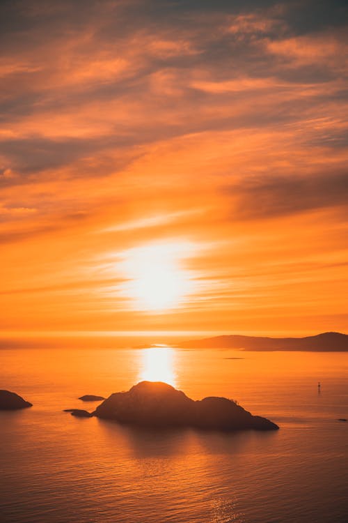 Kostenlos Schattenbild Des Schwarzen Steins über Horizont Während Des Sonnenuntergangs Stock-Foto
