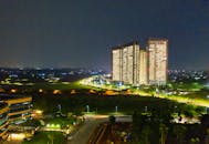 印度尼西亚万丹夜间拍摄的摩天大楼鸟瞰图，令人惊叹