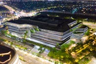 一张令人印象深刻的印度尼西亚万丹夜间现代建筑鸟瞰图