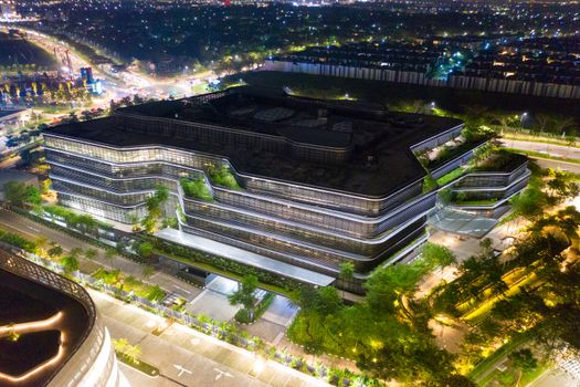 一张令人印象深刻的印度尼西亚万丹夜间现代建筑鸟瞰图