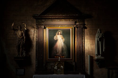 免费 耶稣的圣心画与棕色框架 素材图片