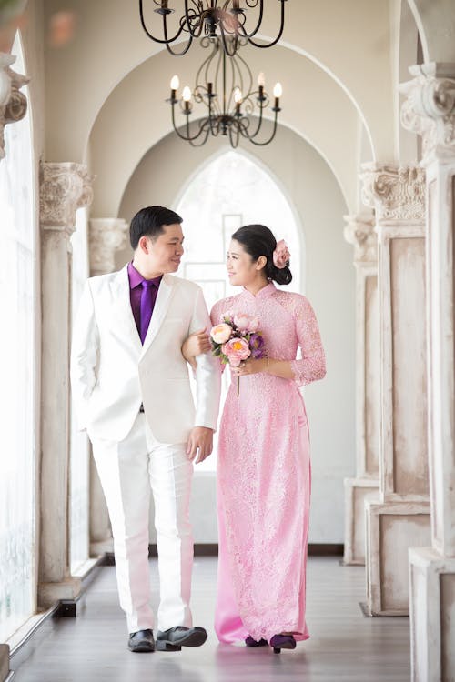 Kostnadsfri bild av asiatiskt par, blommor, bröllop