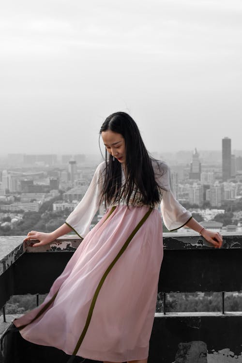 Mujer Vestida De Blanco Y Rosa Vestido De Manga Larga