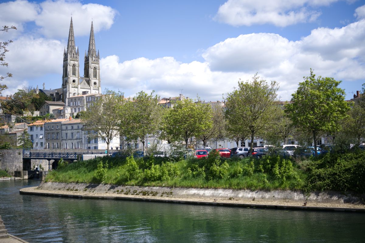 Vue de l'église Saint-André de Niort avec la Sèvre niortaise au premier plan