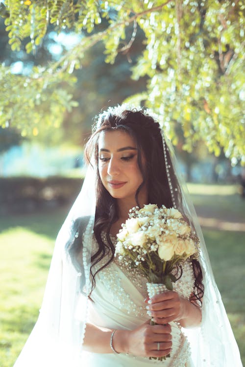 갈색 머리, 결혼 사진, 꽃의 무료 스톡 사진