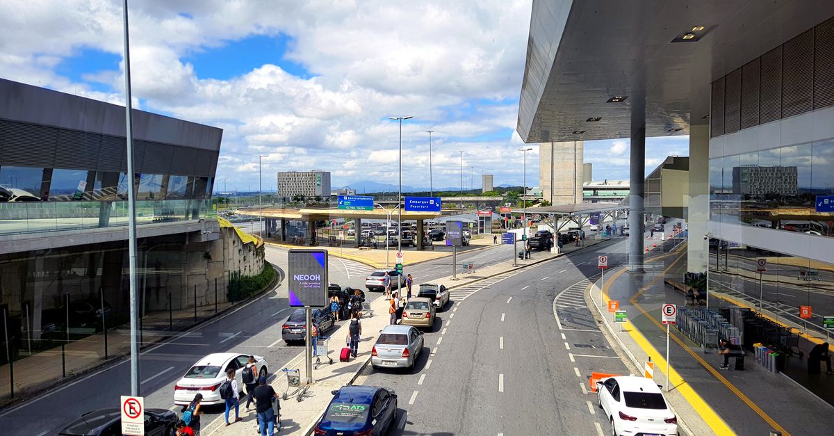 Cabin Smoke Forces Emergency Landing at Porto Airport; Four Passengers Hospitalized