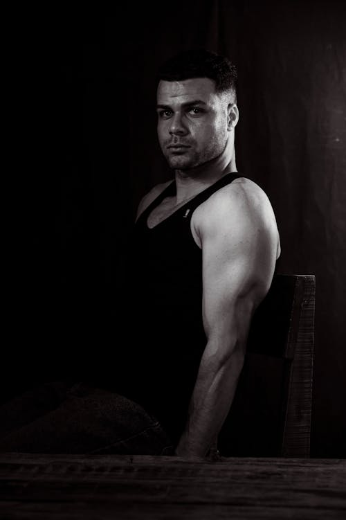 Darmowe zdjęcie z galerii z biceps, ciemny, cień