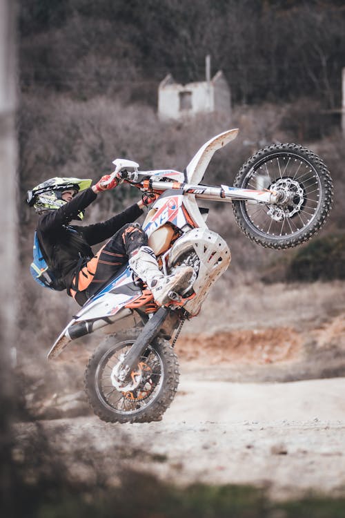 Mann, Der Motocross Dirt Bike Reitet