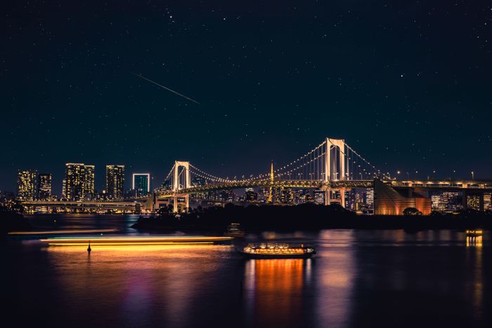 夜の大阪の街並み