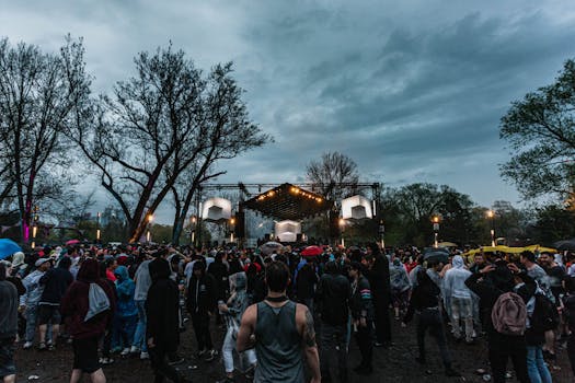 在多云的天空下，充满活力的人群聚集在一起，参加户外音乐节