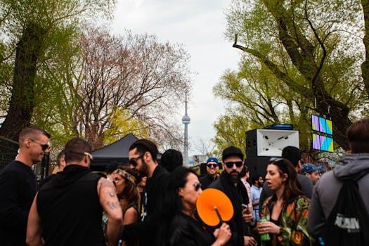 白天，活跃的户外团体聚集在多伦多国家电视塔附近