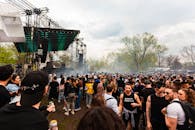 在公园设置的现场表演吸引了充满活力的户外音乐节人群