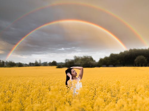 Vrouw Stond In Het Midden Van Het Gewasveld