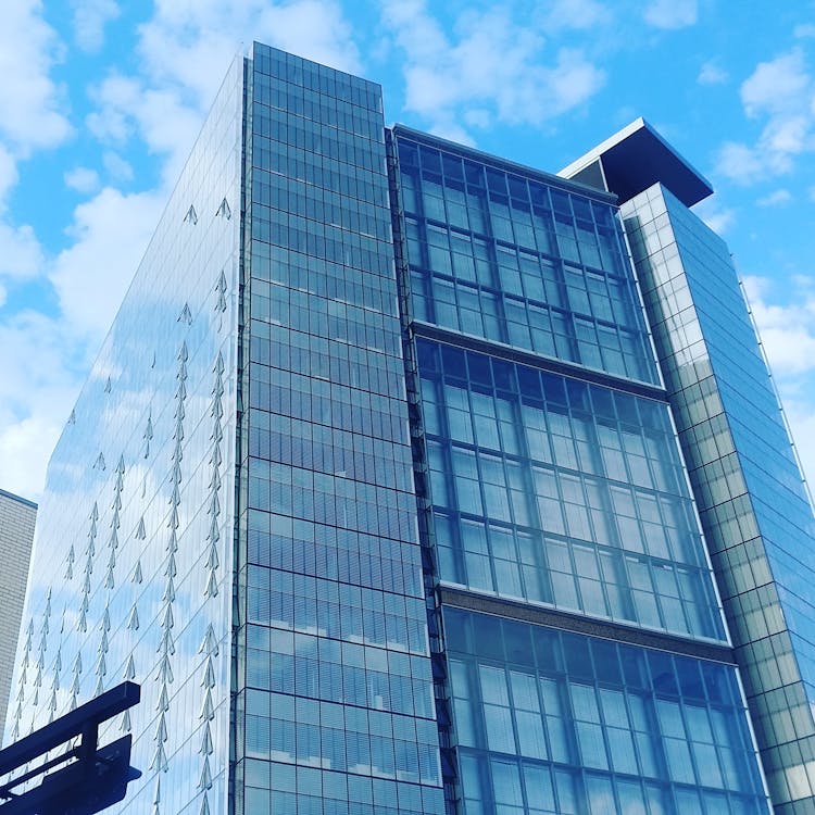 Free Low Angle View of Glass High Rise Building during Cloudy Daytime Photo Stock Photo