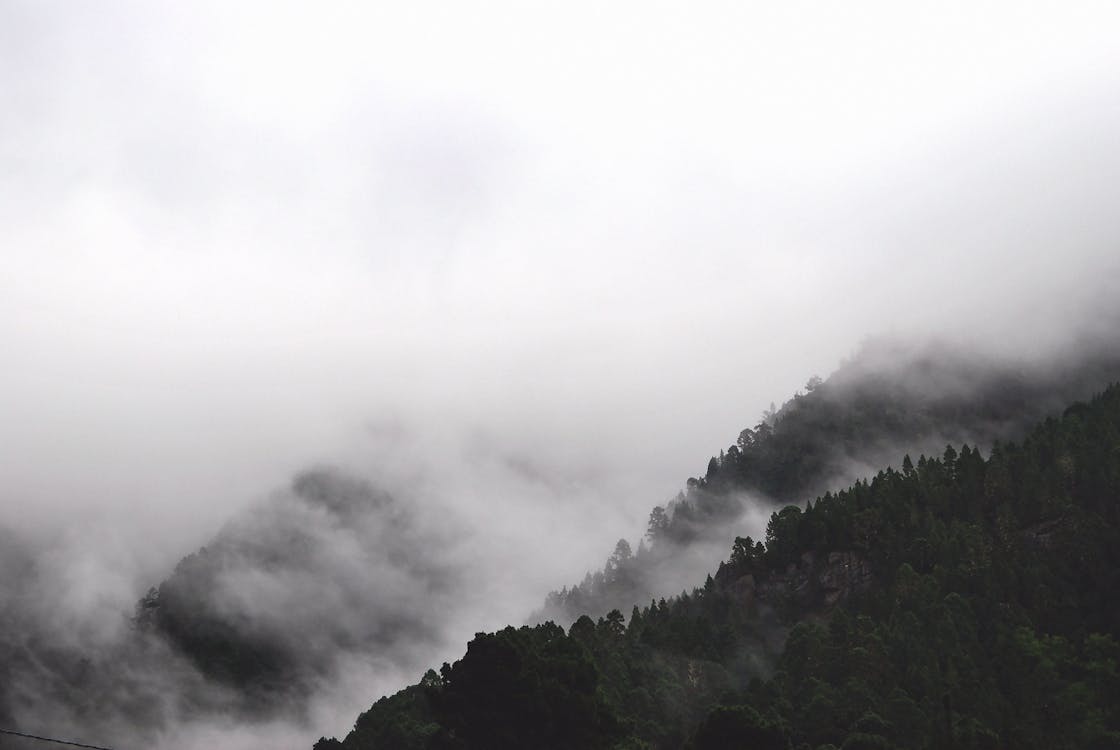 Фотография горы в оттенках серого