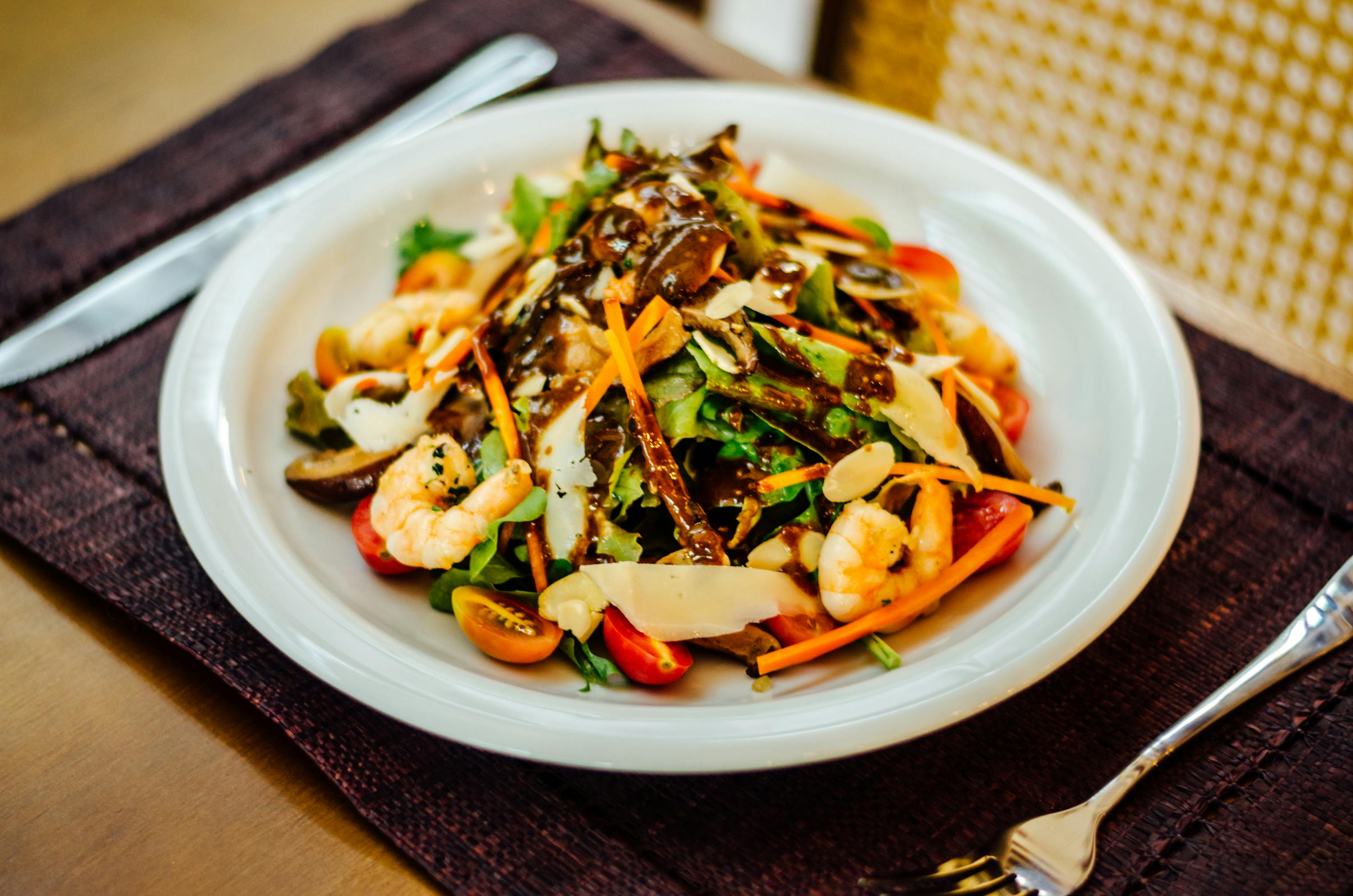 Colorful shrimp salad with fresh vegetables, capturing a healthy and vibrant meal in Pipa, Brazil.