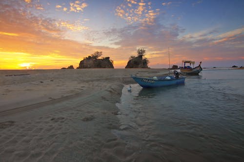 Blue Boat Di Pantai Selama Golden Hour