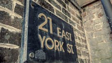 佐治亚州萨凡纳砖墙上老式路牌的特写