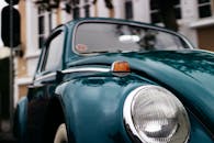 一辆老式大众甲壳虫停在巴西库里蒂巴街道上的特写