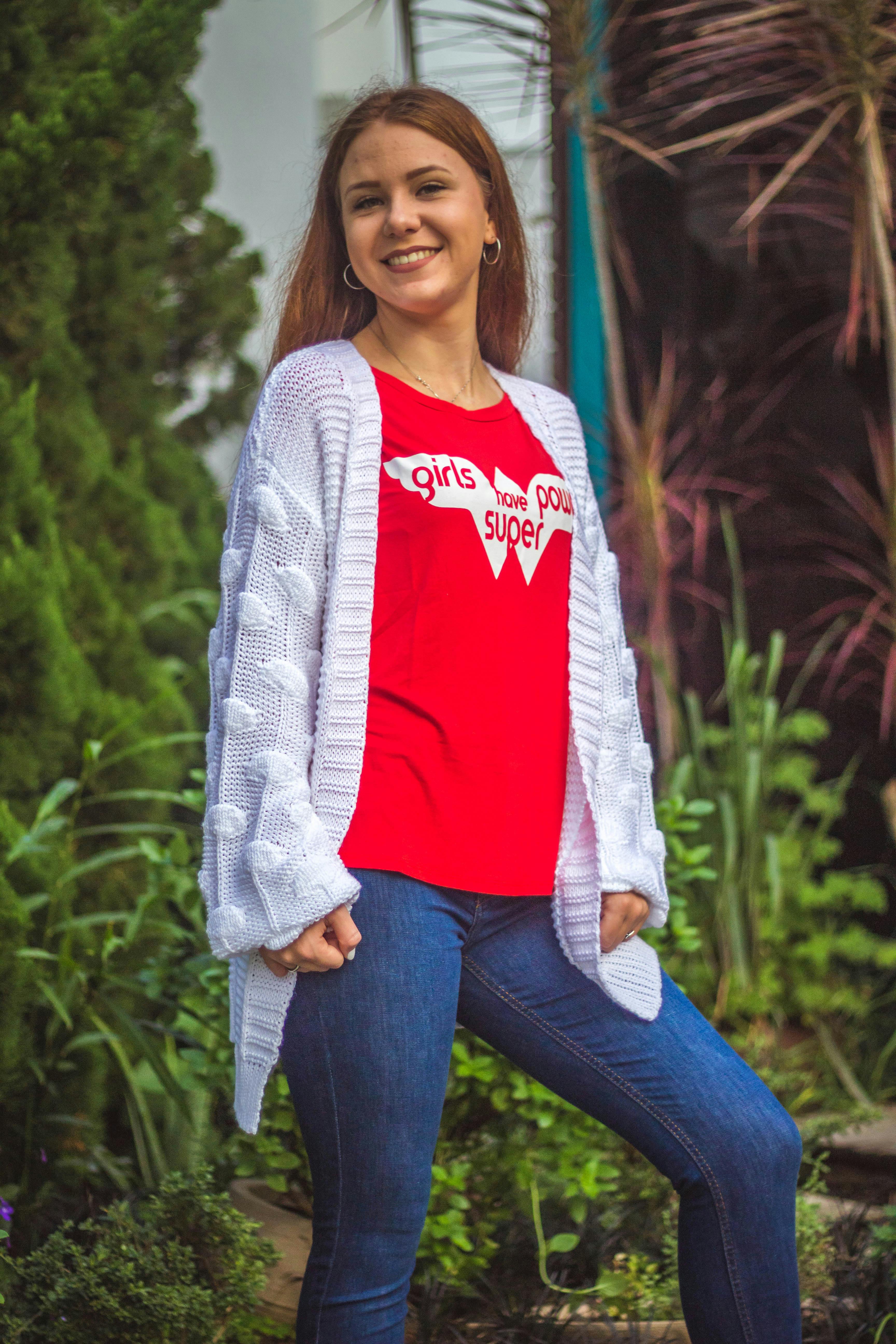 一位穿着休闲服的黑发女人在户外开朗地微笑着