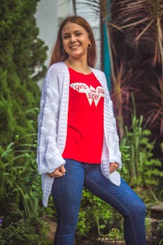 一位穿着休闲服的黑发女人在户外开朗地微笑着