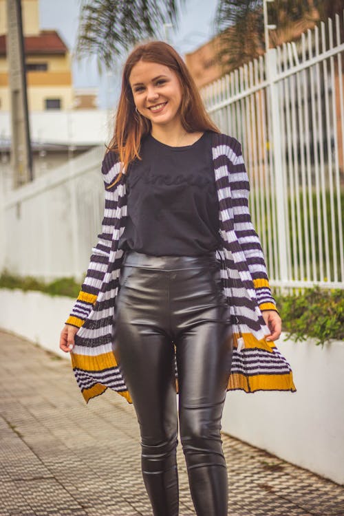 Foto De Mujer Sonriente Posando Junto A La Acera