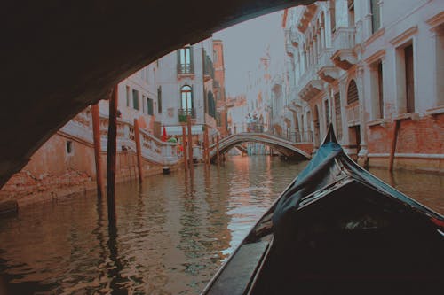Foto stok gratis blogger perjalanan, di bawah jembatan, gondola
