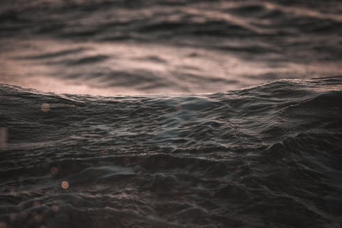 A photo of the ocean with waves